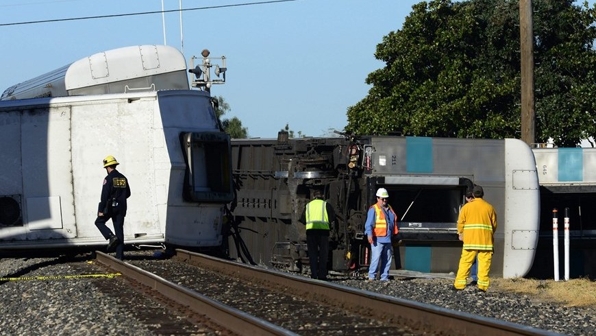 heridos por el descarrilamiento de un tren en California
