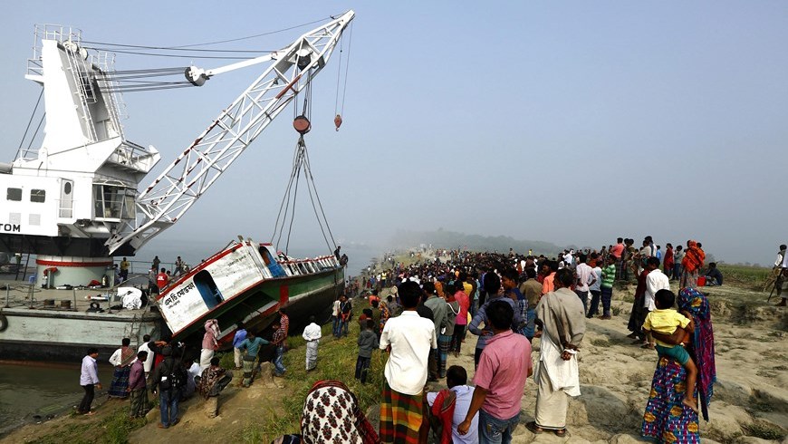 hundimiento de un barco en Bangladesh 2