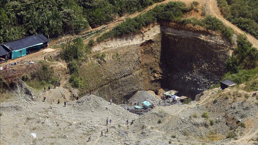 300 minas de socavón están activas en las montañas de Marmato. EFE