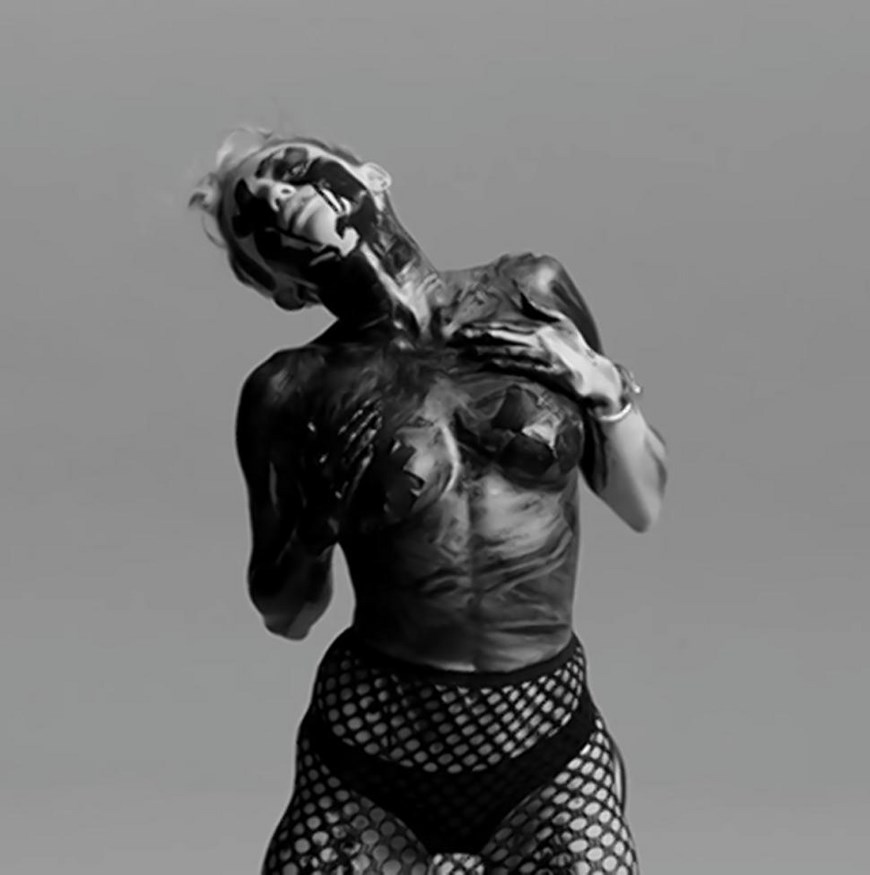 Miley Cyrus y la polémica en torno a su debut en el cine para adultos. Fotos 18 mil (Copiar)