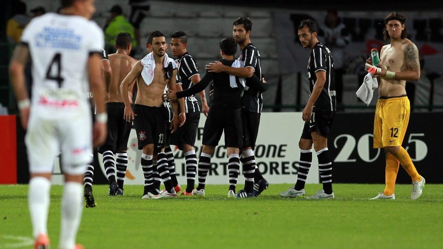 Los jugadores del Corinthians de Brasil celebran tras un empate contra Once Caldas de Colombia, durante el partido de vuelta de la primera fase de la Copa Libertadores, en el estadio Palogrande de Manizales (Colombia). EFE
