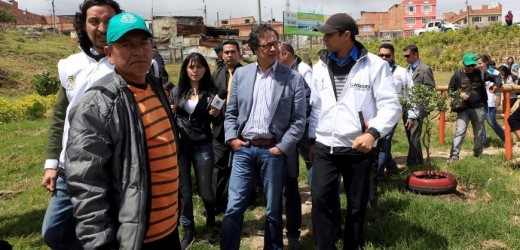 Alcalde Petro visitó en Ciudad Bolívar el proceso de Mejoramiento Integral de Barrios y Gestión de Riesgo