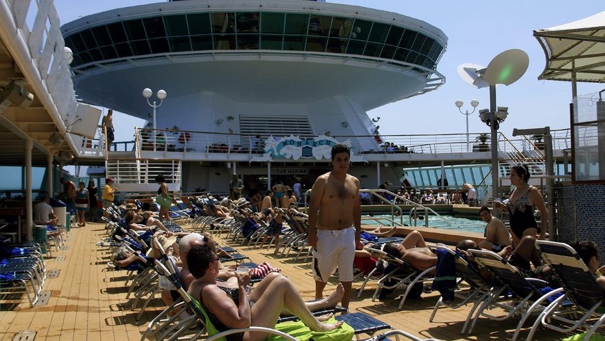 Fotografía de turistas disfrutando las comodidades que les brinda la compañía española Pullmantur con su buque de cruceros, el Monarch. EFE/Archivo