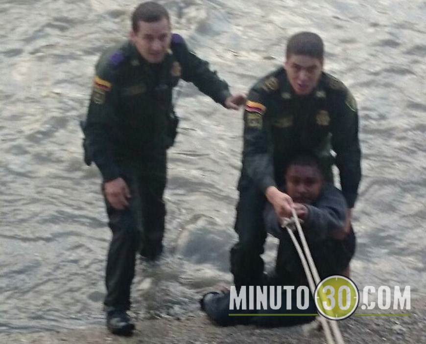 rescate hombre que se lanzó al río medellín (2)(1)