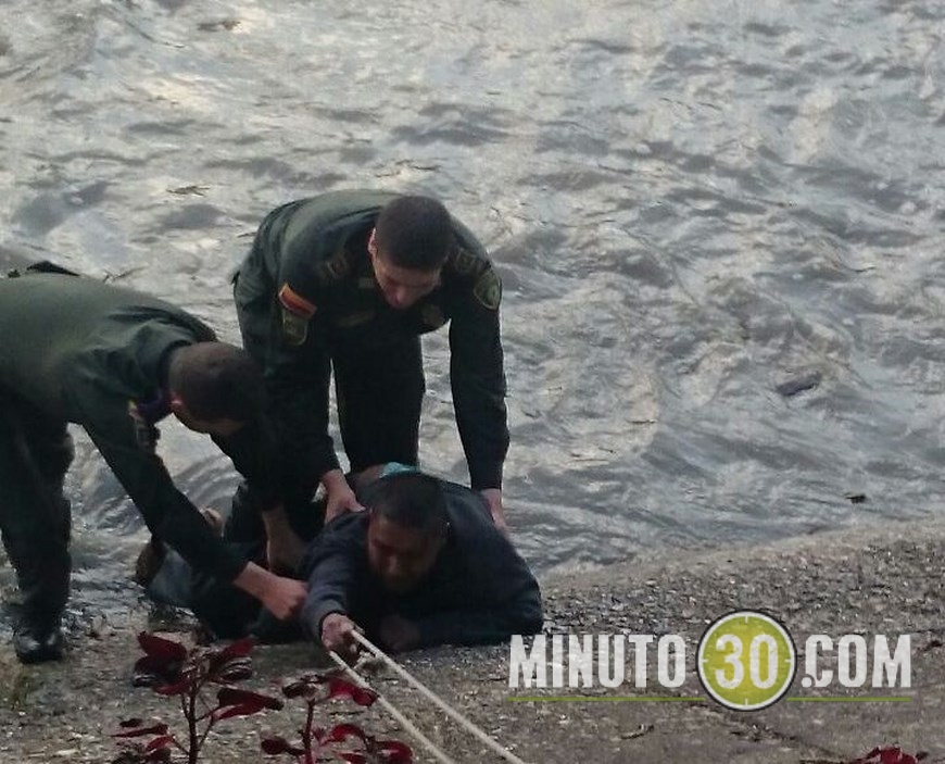 rescate hombre que se lanzó al río medellín (3)(1)