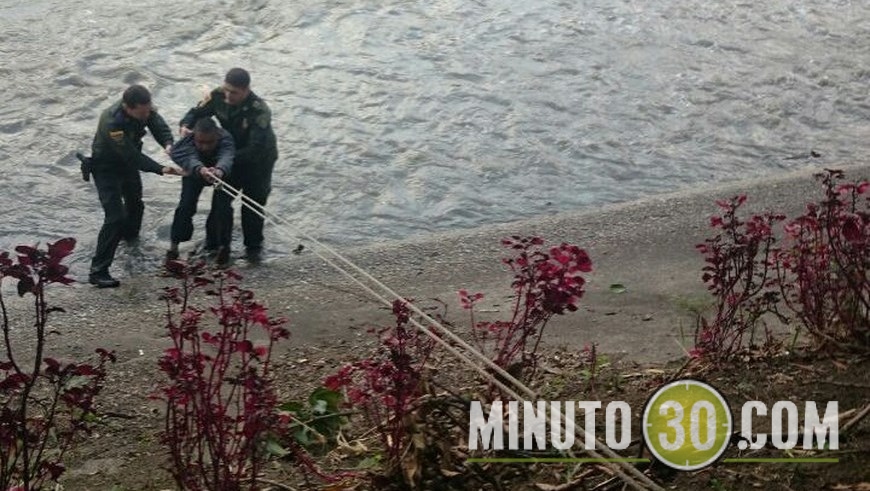rescate hombre que se lanzó al río medellín app(1)