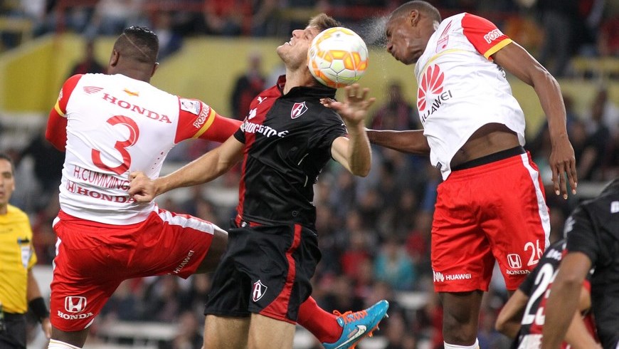 El jugador del Atlas de México Walter Kannemann (c) disputa el balón con Harold Cummings (i) y Yerry Mina (d) de Independiente de Santa Fe de Colombia durante un partido correspondiente al grupo 1 de la Copa Libertadores realizado en el Estado Jalisco, en la ciudad de Guadalajara (México). EFE