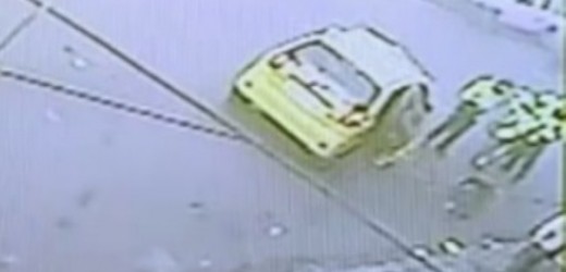 Tras atropellar a una mujer de 84 años, taxista huye del sitio pese a presencia de la Policía