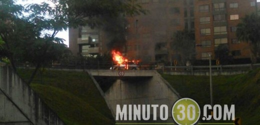 En Fotos y Video: Llamas consumieron a un automóvil en el puente de la 4 sur