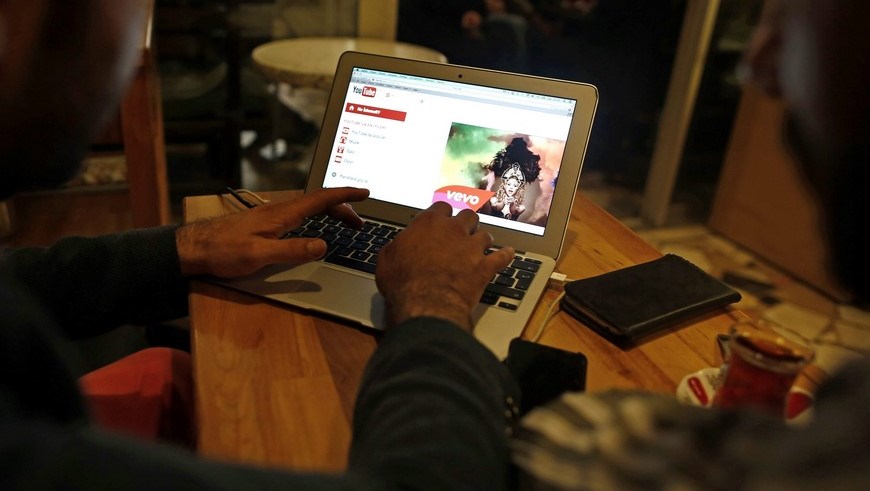 En la actualidad, YouTube cuenta con más de 1.000 millones de usuarios mensuales que suben más de 300 horas de vídeo por minuto a una plataforma que, solo en publicidad en EE.UU., se estima que en 2014 ingresó por encima de 1.130 millones de dólares. EFE/Archivo