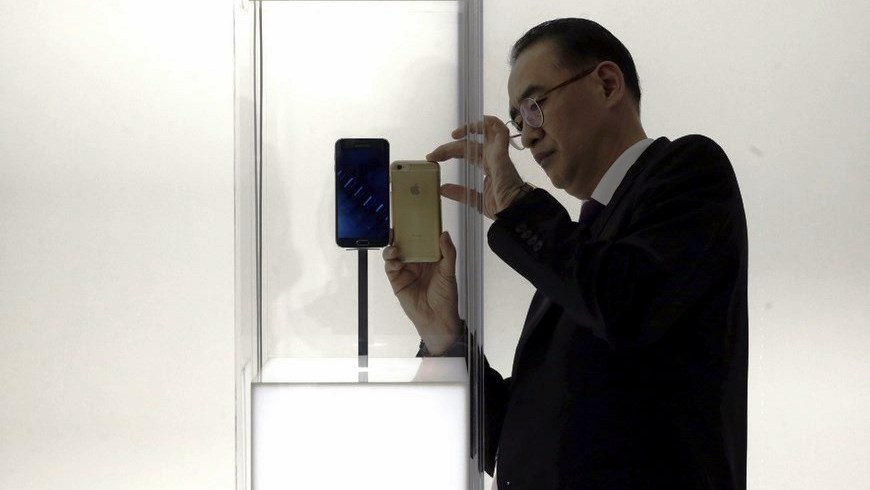 Un visitante observa el nuevo Samsung Galaxy 6 en el stand de la compañía coreana en el Congreso de Móviles (MWC). EFE