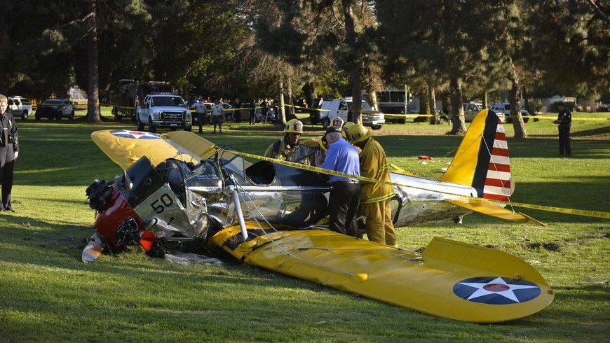 Personal de Servicios de Emergencias revisan el lugar donde una avioneta en la que viajaba el actor estadounidense Harrisson Ford chocó en un campo de golf cerca al aeropuerto Santa Mónica, en Venice, California (EE.UU.). EFE
