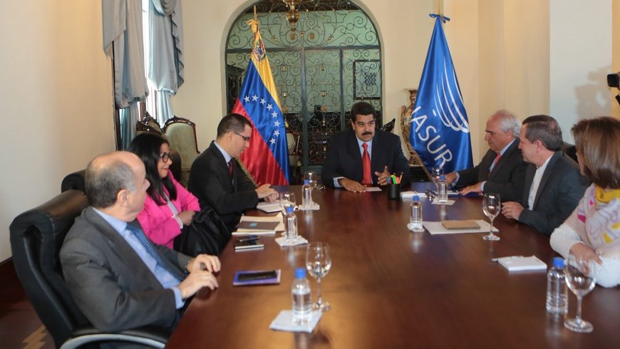 Fotografía cedida por el Palacio de Miraflores donde se observa al presidente de Venezuela Nicolás Maduro (c) durante una reunión con miembros de una delegación de Unión Suramericana de Naciones (Unasur) integrada por los cancilleres de Brasil, Mauro Vieira (i); de Colombia, María Ángela Holguín (d); y de Ecuador, Ricardo Patiño (2-d), y el secretario general de Unasur, Ernesto Samper (3-d). EFE