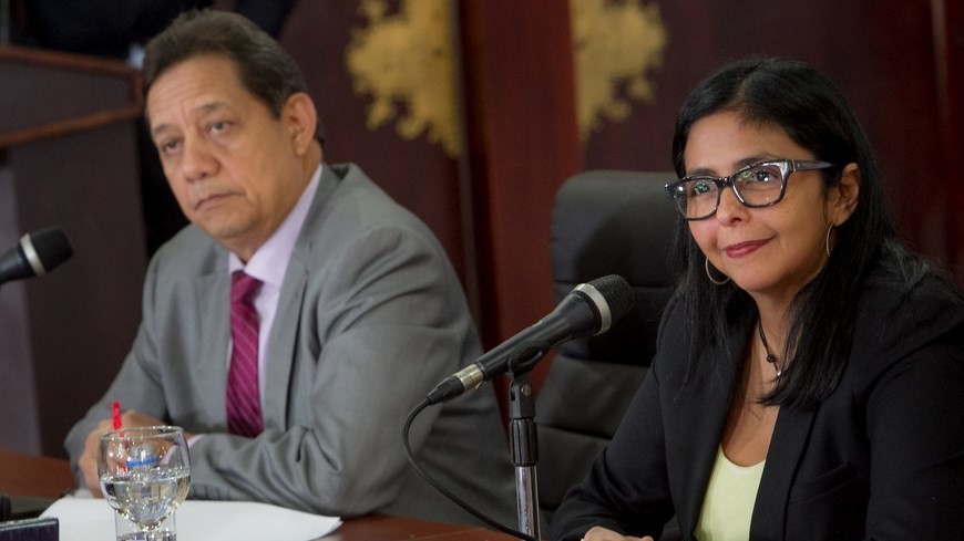 La ministra de Relaciones Exteriores de Venezuela, Delcy Rodriguez (d), participa en una rueda de prensa acompañada del ministro de Petróleo y Minería de Venezuela, Asdrúbal Chávez (i)