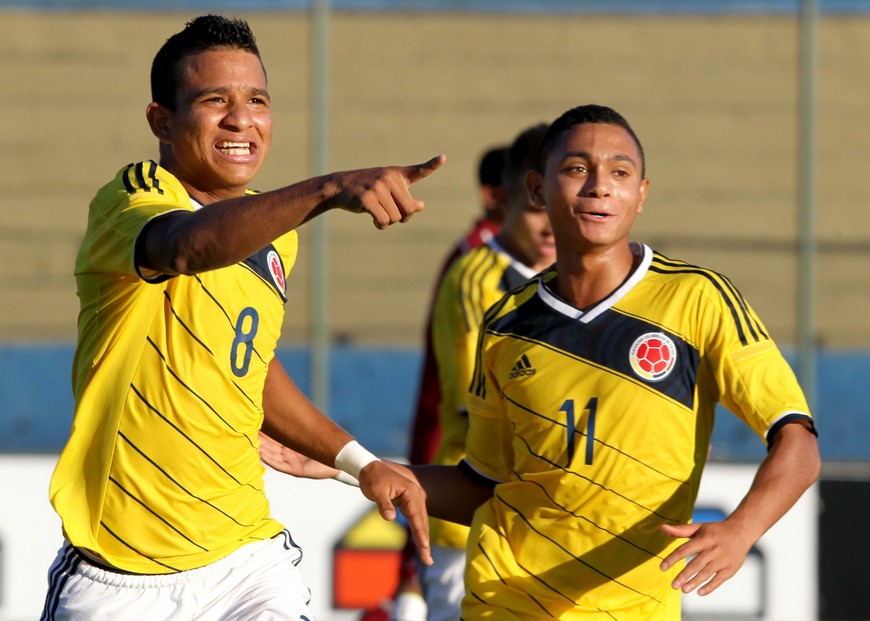 David Josué Pérez Martínez (i) de Colombia celebra tras anotar un gol ante Venezuela, este 11 de marzo de 2015, durante un partido del Sudamericano Sub 17 por la clasificación al Mundial de la categoría a jugarse del 17 de octubre al 8 de noviembre de 2015 en Chile, en el estadio Nicolás Leoz de Asunción (Paraguay). EFE