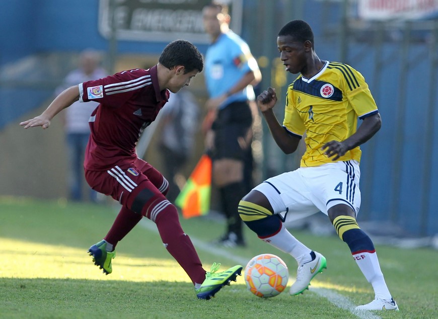 Daniel Saggiomo (i) de Venezuela disputa el balón con Anderson Arroyo Córdoba (d) de Colombia, este 11 de marzo de 2015, durante un partido del Sudamericano Sub 17 por la clasificación al Mundial de la categoría a jugarse del 17 de octubre al 8 de noviembre de 2015 en Chile, en el estadio Nicolás Leoz de Asunción (Paraguay). EFE