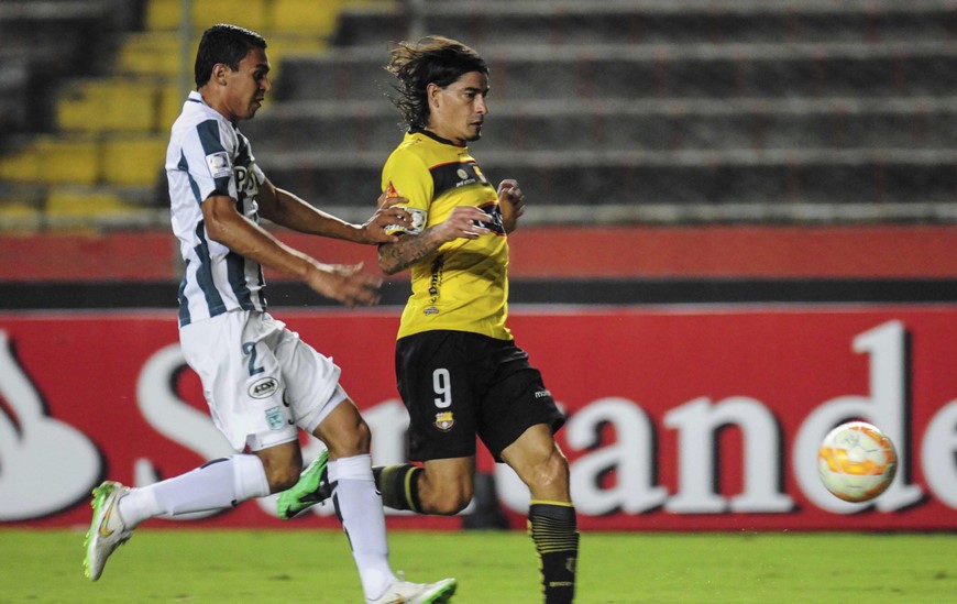 El jugador del Barcelona de Ecuador, Ismael Blanco (d), disputa un balón con el jugador del Atlético Nacional de Colombia, Daniel Bocanegra (i), hoy miércoles 11 de marzo de 2015, en Guayaquil (Ecuador), durante el encuentro por la Copa Libertadores. EFE