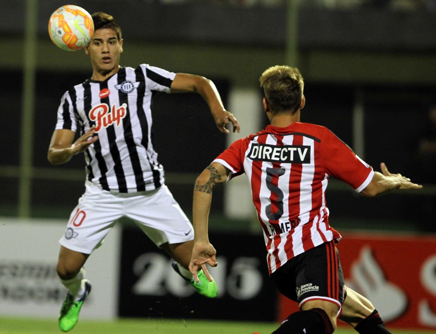 El jugador de Libertad de Paraguay Santiago Trellez (i) disputa el balón con Juan Sánchez Miño (d) de Estudiantes de Argentina este 12 de marzo de 2015, durante el partido por la Copa Libertadores, en el estadio Feliciano Cáceres de Asunción (Paraguay). EFE