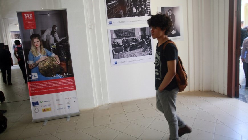 La muestra repasa la historia reciente de Iberoamérica e incluye imágenes grabadas en el imaginario colectivo. EFE/Archivo