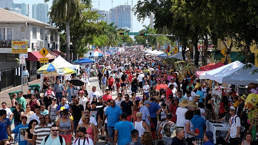 Cientos de personas asisten al "Carnaval de la Calle Ocho" este 15 de marzo de 2015, en Miami (FL, EE.UU.). EFE