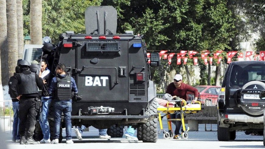 Un herido es evacuado del lugar donse se ha pruducido un ataque terrorista, en el Museo del Bardo, en Túnez. EFE