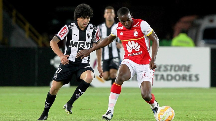 El jugador de Santa Fe Ayron Mosquera (d), disputa un balón con Luan (i) de Atlético Mineiro de Brasil. EFE.