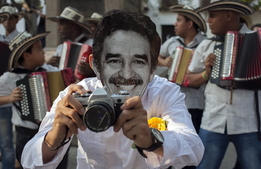 Veinte actores encarnaron a García Márquez acompañados por un grupo de acordeonistas que amenizaron la marcha durante la celebración del vigésimo aniversario de la Fundación Gabriel García Márquez para el Nuevo Periodismo Iberoamericano (FNPI). EFE