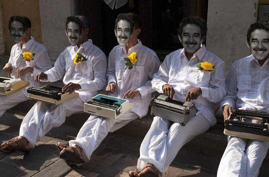 Actores con máscaras del fallecido Premio Nobel de Literatura colombiano Gabriel García Márquez hoy, miércoles 18 de marzo de 2015, como parte de la celebración del veinte aniversario de la Fundación para el Nuevo Periodismo Iberoamericano (FNPI), que García Márquez fundó en Cartagena, norte de Colombia. EFE