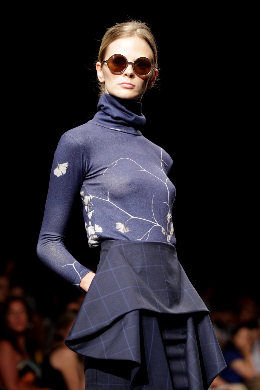 Una modelo luce en pasarela creaciones de la diseñadora colombiana Johanna Ortiz durante un desfile de la Semana de la Moda Lif Week 2015, en Lima (Perú). EFE