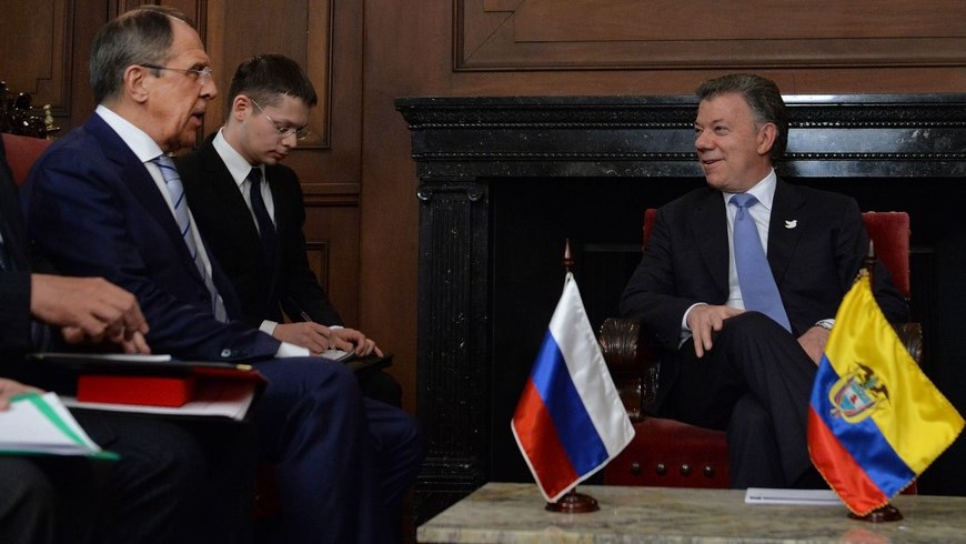 Fotografía cedida por la Presidencia de Colombia del mandatario Juan Manuel Santos (d), durante su encuentro con el canciller de Rusia, Serguéi Lavrov (i), en Bogotá (Colombia). EFE/CESAR CARRIÓN/PRESIDENCIA DE COLOMBIA