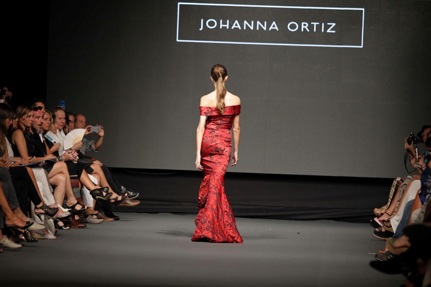 Una modelo luce en pasarela creaciones de la diseñadora colombiana Johanna Ortiz durante un desfile de la Semana de la Moda Lif Week 2015, en Lima (Perú). EFE