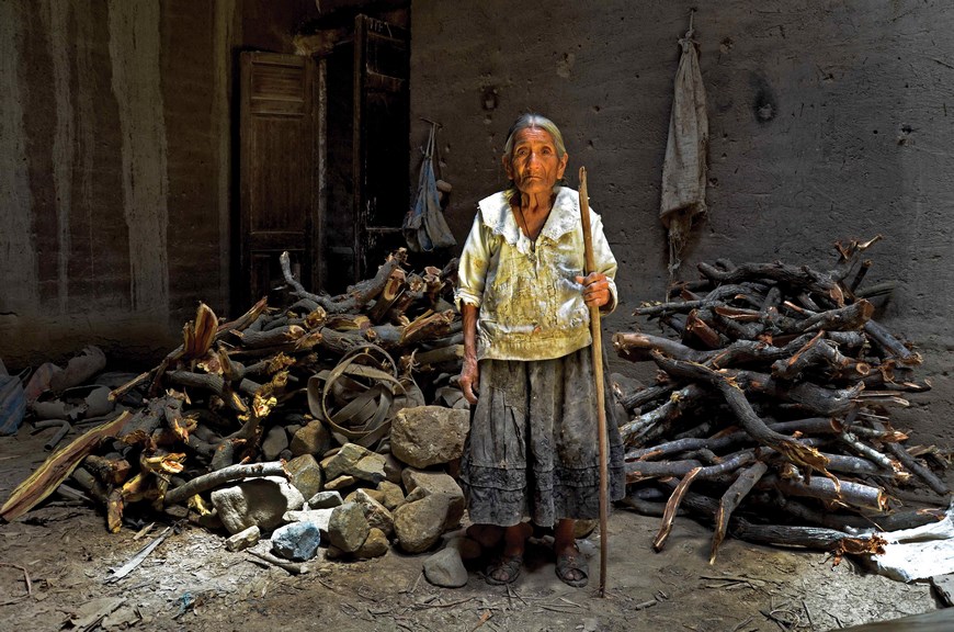 Fotografía sin fecha cedida hoy, por el periodista Luis Miranda de una mujer de Mórrope (Perú). Mórrope, uno de los últimos pueblos que aún conservan el legado de la cultura prehispánica mochica, desarrollada en la desértica costa norte de Perú y cuna de personajes históricos como el Señor de Sipán, ha salido a la luz en un libro de fotografías publicado por el periodista Luis Miranda. EFE/Luis Miranda