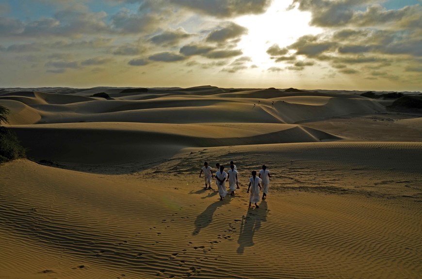 Fotografía sin fecha cedida hoy, por el periodista Luis Miranda de un escenario de Mórrope (Perú). Mórrope, uno de los últimos pueblos que aún conservan el legado de la cultura prehispánica mochica, desarrollada en la desértica costa norte de Perú y cuna de personajes históricos como el Señor de Sipán, ha salido a la luz en un libro de fotografías publicado por el periodista Luis Miranda. EFE/Luis Miranda