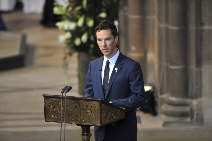 Fotografía facilitada por la catedral de Leicester (LCQPB) en la que se muestra al actor británico Benedict Cumberbatch leyendo un poema titulado "Ricardo", escrito por la poetisa Carol Ann Duffy, durante el funeral de Ricardo III (1452-1485) en la catedral de Leicester, Reino Unido, hoy, jueves 26 de marzo de 2015. EFE/Matt Short
