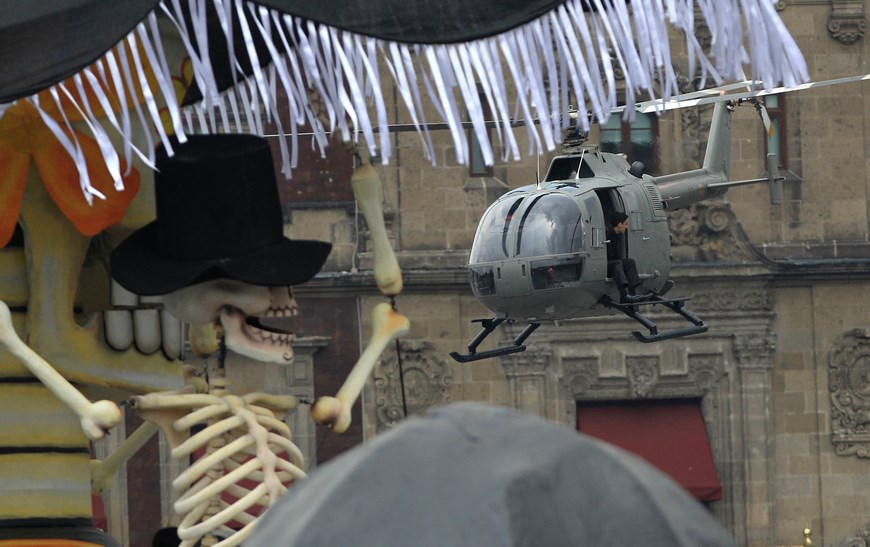 Vista general de hoy, viernes 27 de marzo de 2015, del rodaje de la película "Spectre", la nueva cinta de James Bond, en el centro histórico de Ciudad de México (México). El estreno de la película, cuyo rodaje comenzó el pasado 8 de diciembre, está previsto para otoño de 2015. EFE