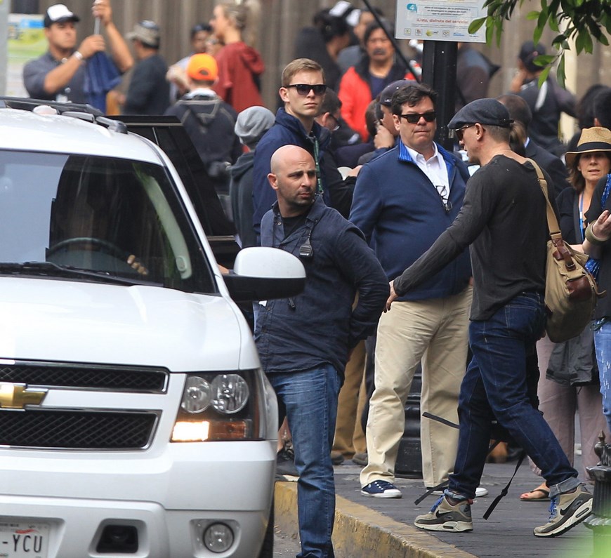El actor Daniel Craig, de gorra (d ), es visto hoy, viernes 27 de marzo de 2015, durante el rodaje de la película "Spectre", la nueva cinta de James Bond, en el centro histórico de Ciudad de México (México). El estreno de la película, cuyo rodaje comenzó el pasado 8 de diciembre, está previsto para otoño de 2015. EFE