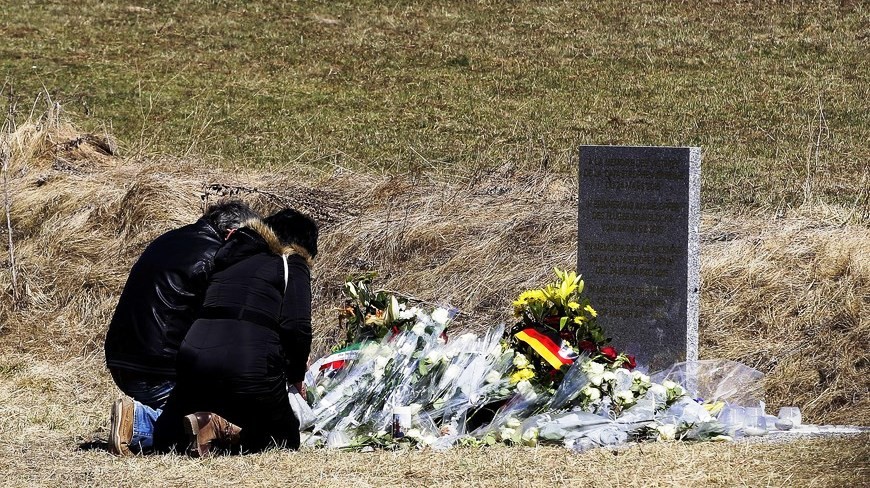 El hombre de Lorca (i), que perdió a su hermano el pasado día 24 en el siniestro del avión en los Alpes franceses, que apuntan a que fue provocado por el copiloto de la aeronave, y su mujer (d), acompañados por personal de la embajada española, hacen ayer una ofrenda floral de recuerdo a las víctimas. EFE