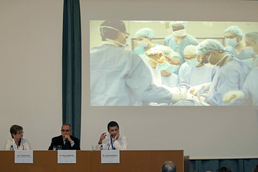El jefe de Servei de Cirugia Plàstica i Cremats del Hospital Vall d'Hebron, Joan Pere Barret(d), junto al gerente, Vicenç Martínez (c) y la coordinadora de transplantes, Teresa Pont, explican la operación llevada a cabo por un equipo multidisciplinario de 45 profesionales del Hospital Universitario de la Vall d'Hebron de Barcelona el pasado mes febrero. EFE