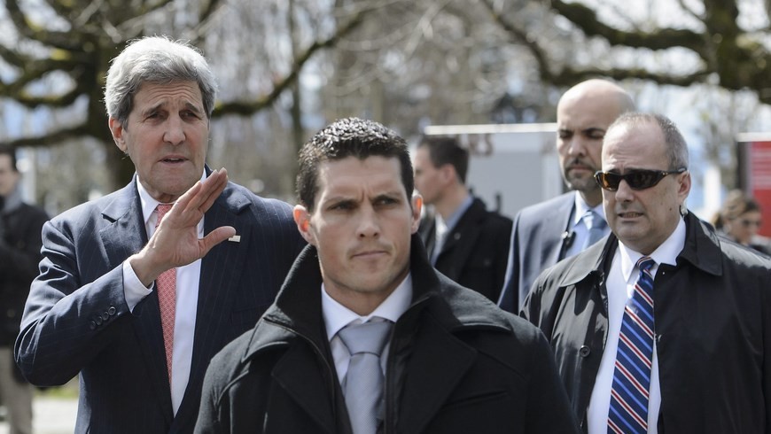 El secretario de Estado de EEUU, John Kerry (i), tras una reunión durante la nueva ronda de de negociaciones sobre el programa nuclear de Irán, en Lausana, Suiza, hoy.