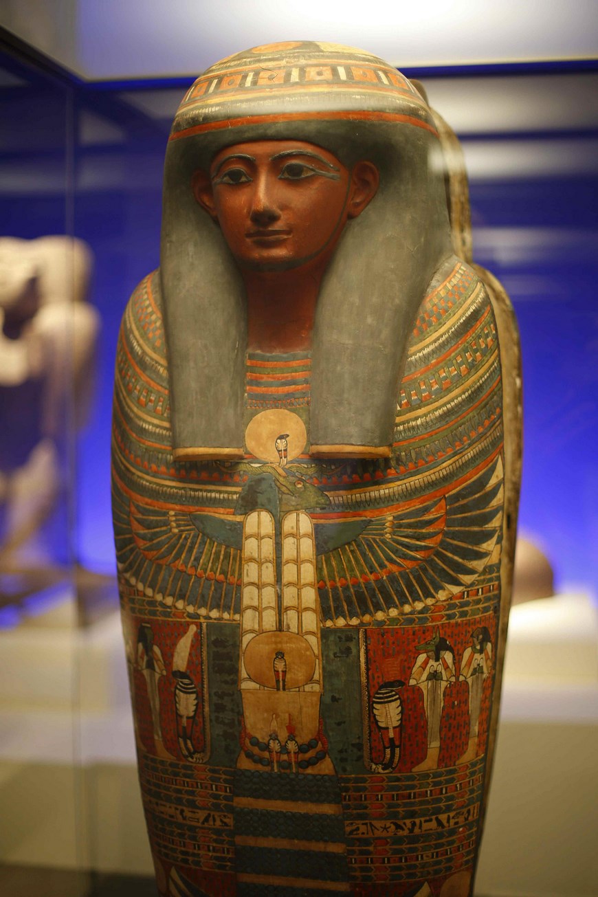 Cartonaje de Najtjonsuiru, Dinastía XXII, en la exposición que acoge CaixaForum coorganizada con el Louvre. EFE