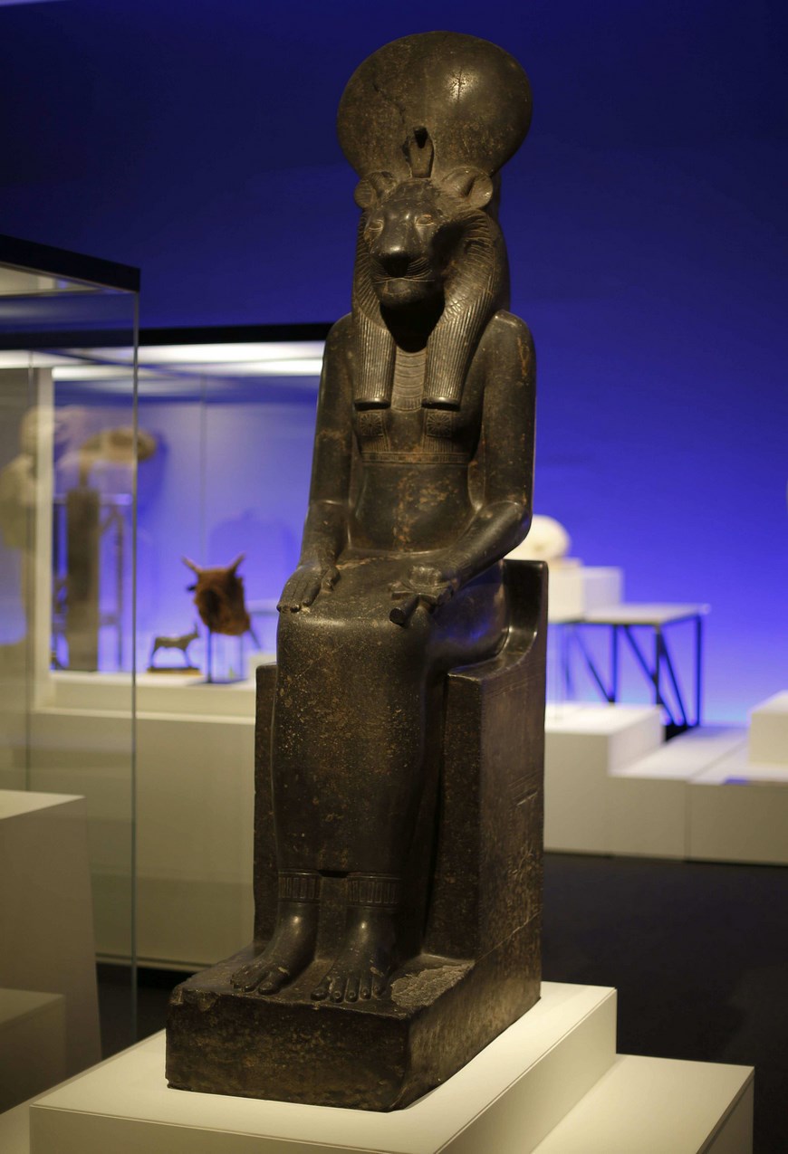 Estatua sedente leontocéfala de Sejmet, reinado de Amenhotep III, Dinastia XVIII, en la exposición que acoge CaixaForum, en Madrid. EFE