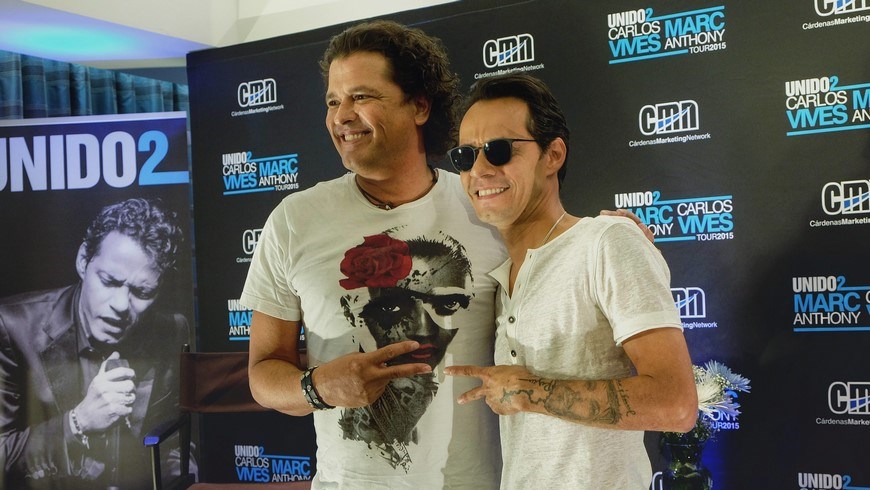 El cantante colombiano Carlos Vives (izq.) y el salsero de origen puertorriqueño Marc Anthony (dcha.) posan para los periodistas durante una rueda de prensa celebrada, este 31 de marzo 2015, en Miami, Florida. EFE