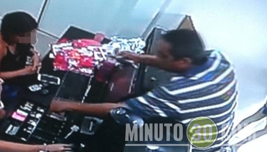 Las comerciantes afectadas denunciaron que el hombre esperó a que estuvieran solas para realizar el atraco.