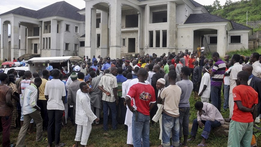 Decenas de nigerianos se concentran en una zona de construcción tras enfrentamientos entre miembros del grupo islamista radical Boko Haram y las fuerzas de seguridad nigerianas, en Abuya (Nigeria). EFE/Archivo