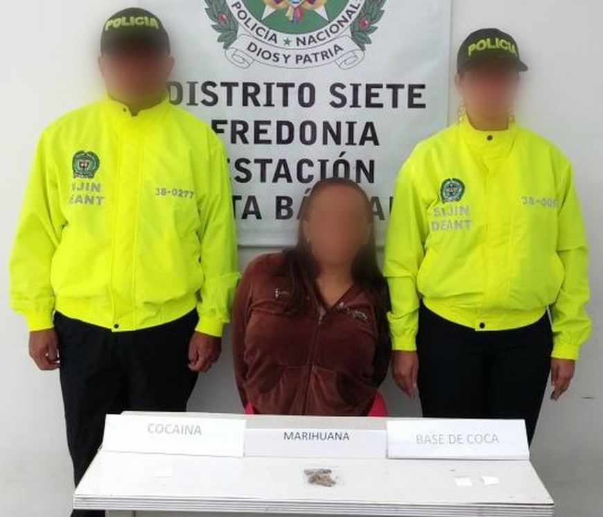 Con varias dosis de estupefacientes capturaron a una mujer en Santa Bárbara 2 Foto: Policía Antioquia