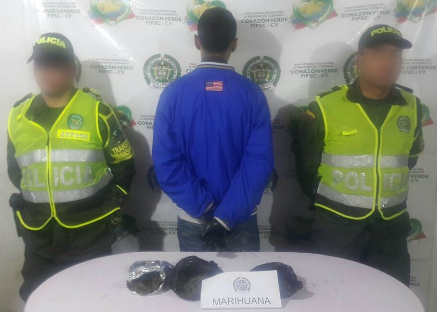 Capturado motociclista que transportaba marihuana dentro de su impermeable 2 Foto: Policía Antioquia.