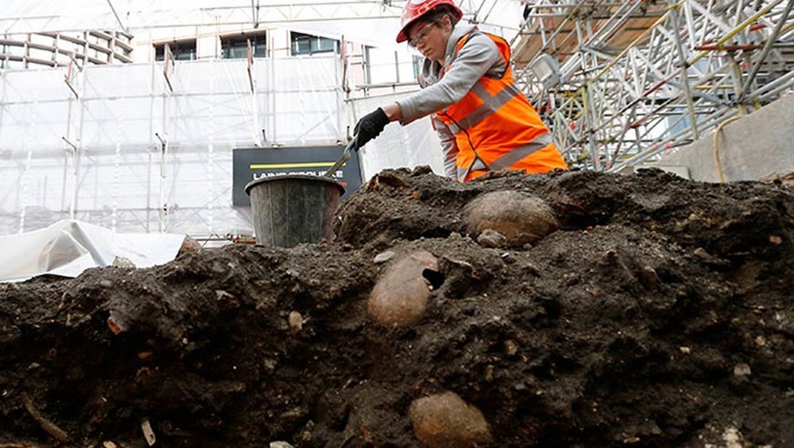 Cuerpos , peste negra 2