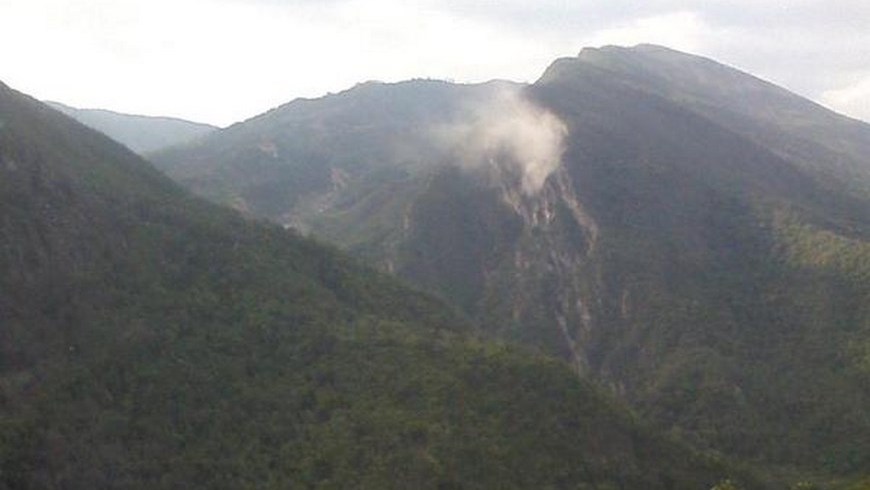 Derrumbe en la vía Foto: @goyenechejulian: