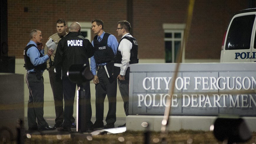 Disparan a dos agentes en Ferguson