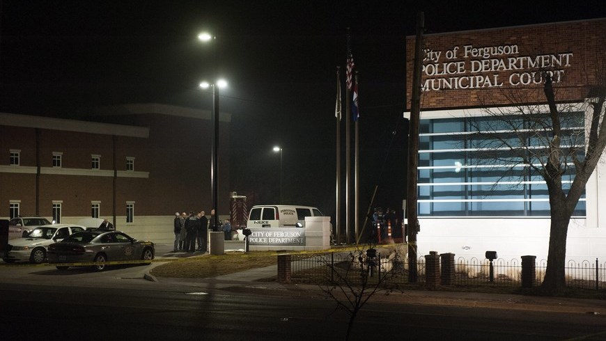 El fiscal general de EE.UU. condena un tiroteo contra dos policías en Ferguson